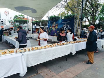 Estudiantes de gastronomía elaboran una monumental Rosca de Reyes de 200 metros