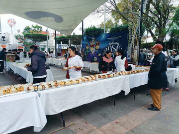 Estudiantes de gastronomía elaboran una monumental Rosca de Reyes de 200 metros