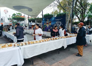 Estudiantes de gastronomía elaboran una monumental Rosca de Reyes de 200 metros
