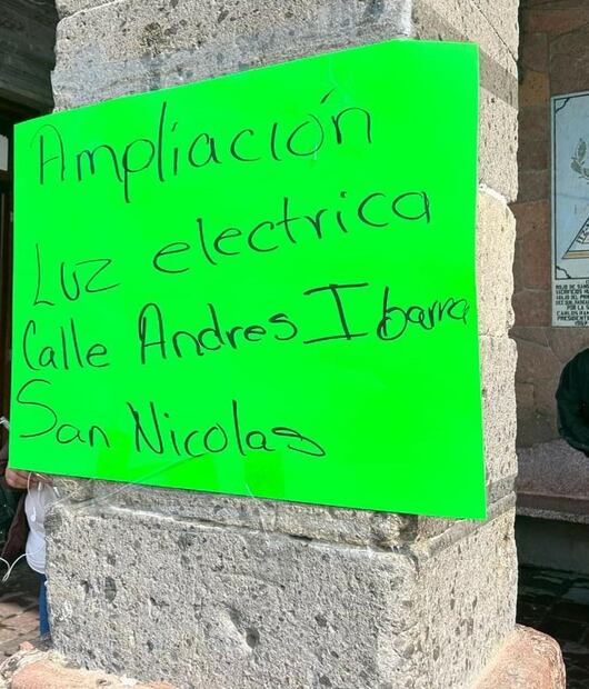 Pobladores de Ixmquilpan se manifiestan en alcaldía para exigir obra | Foto: Erika Gutíerrez