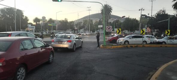 Semáforos fuera de servicio en glorieta Insurgentes, Pachuca