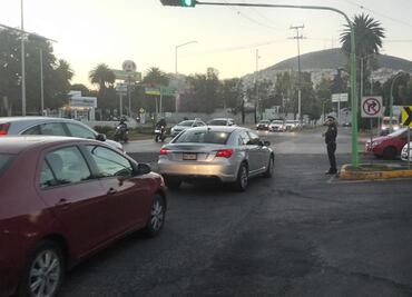 Semáforos fuera de servicio en glorieta Insurgentes, Pachuca