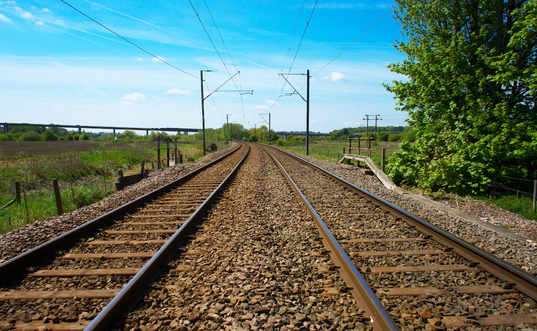 Recientemente el gobernador Julio Menchaca indicó que ya se están definiendo las estaciones y la trayectoria del tren, cuya construcción empezará en abril | Foto: Pexels