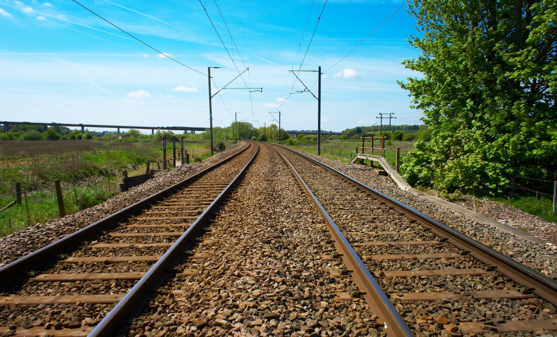 Recientemente el gobernador Julio Menchaca indicó que ya se están definiendo las estaciones y la trayectoria del tren, cuya construcción empezará en abril | Foto: Pexels