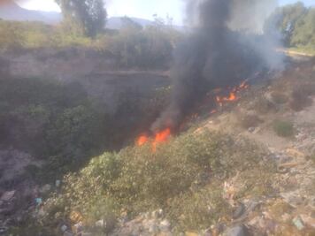 Apagan incendio de 100 llantas en Mixquiahuala