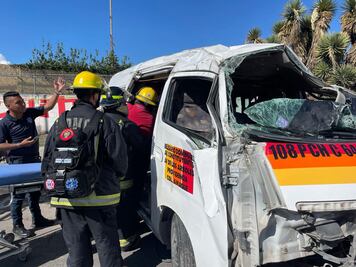 Vuelca combi en bulevar Santa Catarina; muere una persona