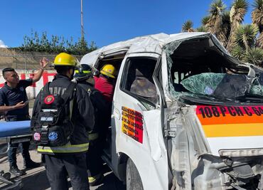 Vuelca combi en bulevar Santa Catarina; muere una persona