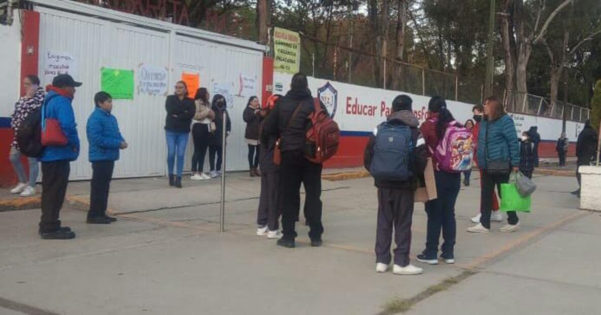 Padres de la escuela primaria de Pachuca cierran vía en protesta por falta de docente | Foto: Arturo Torres