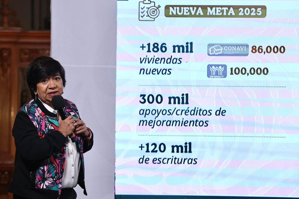 La presidenta de México, Claudia Sheinbaum, en su conferencia de este lunes de abril de 2025 en Palacio Nacional. Asisten: Titular de Profeco, Iván Escalante, Laura Velázquez, coordinadora de Protección Civil, Edna Elena Rangel, titular de Sedatu, Rodrigo Chávez Contreras, director de Conavi, Rocío Mejía Flores, directora de Financiera para el Bienestar, Jabnely Maldonado, titular de Fovissste. Foto: Agencia EL UNIVERSAL/Berenice Fregoso/LCG