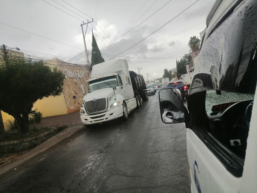 Obras viales generan caos vehicular en la carretera Tulancingo–Santiago Tulantepec | Foto: Grisel Lira