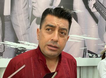 Secretario promueve amparo contra multa y resolución laboral