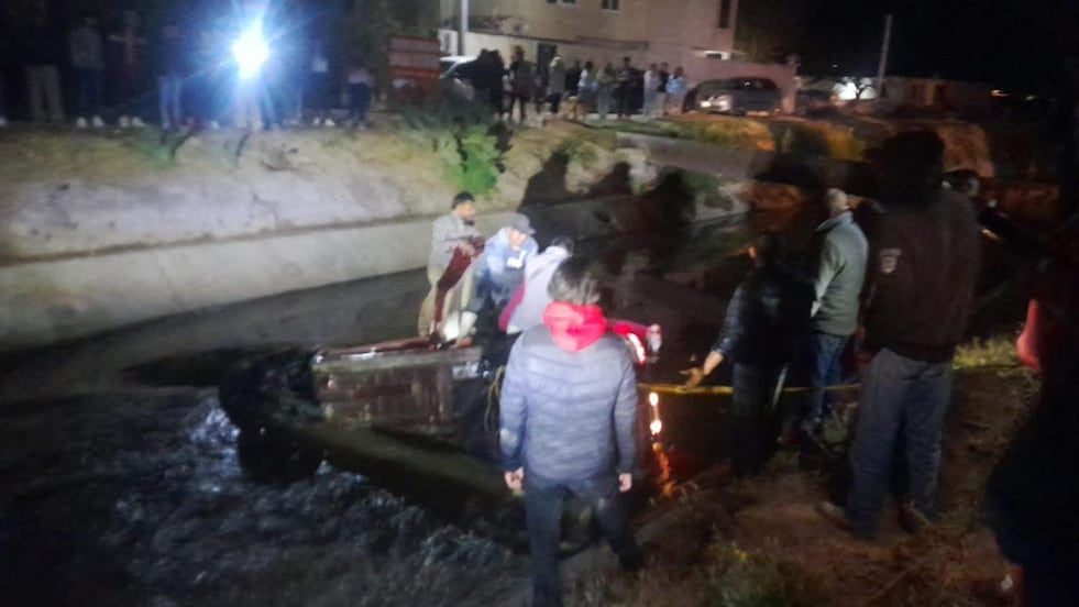 Dos fallecidas tras caer vehículo a un canal de aguas negras en San Salvador