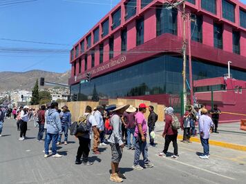 Pobladores de Ixmiquilpan llegan a Palacio de Gobierno tras larga caminata para exigir regularización de predios