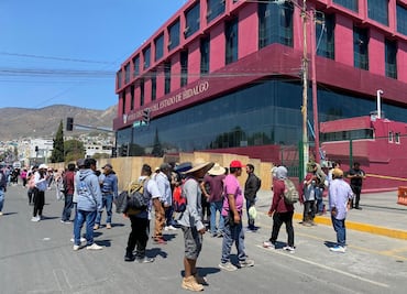 Pobladores de Ixmiquilpan llegan a Palacio de Gobierno tras larga caminata para exigir regularización de predios