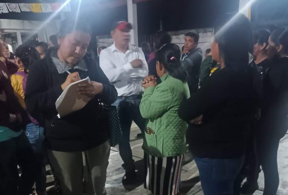 En la localidad de Papatlatla dos personas realizaban toma de fotografía y pedían firmas
 Foto: Especial