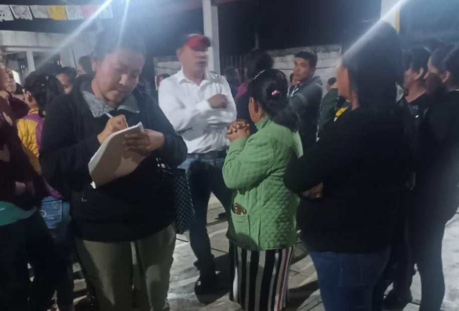 En la localidad de Papatlatla dos personas realizaban toma de fotografía y pedían firmas
Foto: Especial