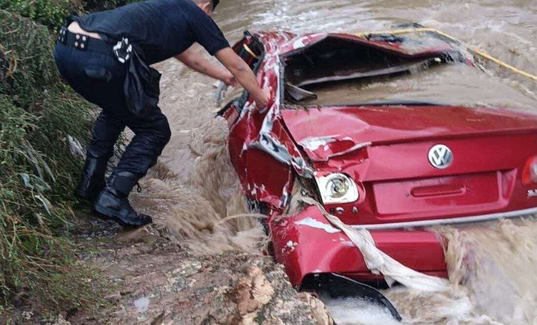 Un vehículo Volkswagen Bora rojo fue arrastrado por la corriente del río, en la colonia El Mirador I Foto: Especial