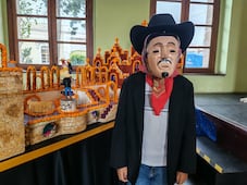 Cristian, de 11 años, mantiene viva la tradición del Xantolo a través del baile