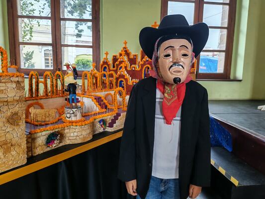Cristian, de 11 años, mantiene viva la tradición del Xantolo a través del baile