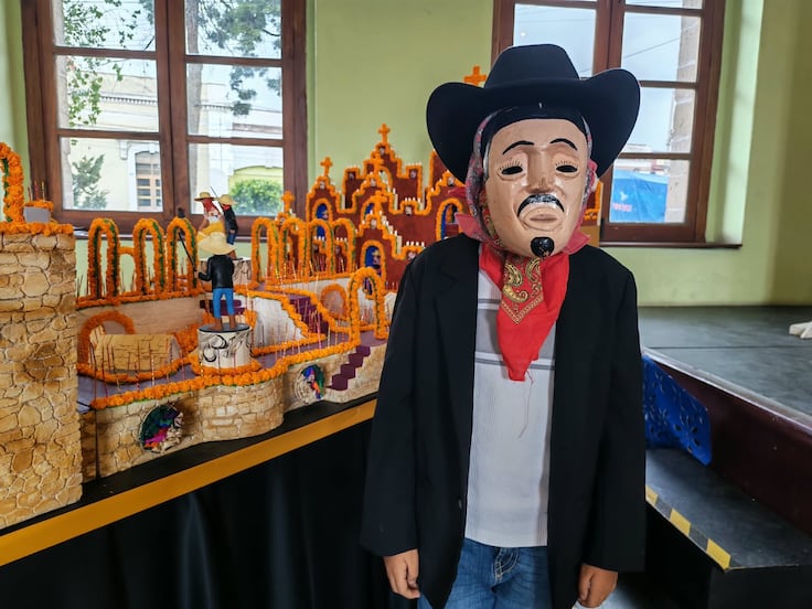 Cristian, de 11 años, mantiene viva la tradición del Xantolo a través del baile