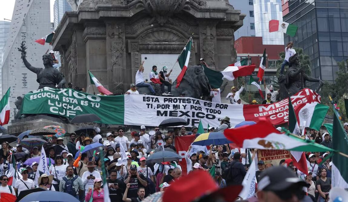 Cientos de trabajadores protestan contra la reforma judicial en el Ángel de la Independencia. Foto: Fernanda Rojas/EL UNIVERSAL