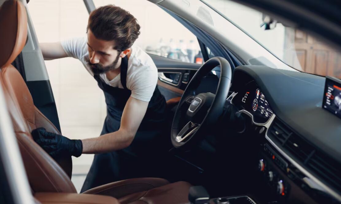 La sal se puede utilizar en la limpieza de interiores de tu auto. Foto: Freepik