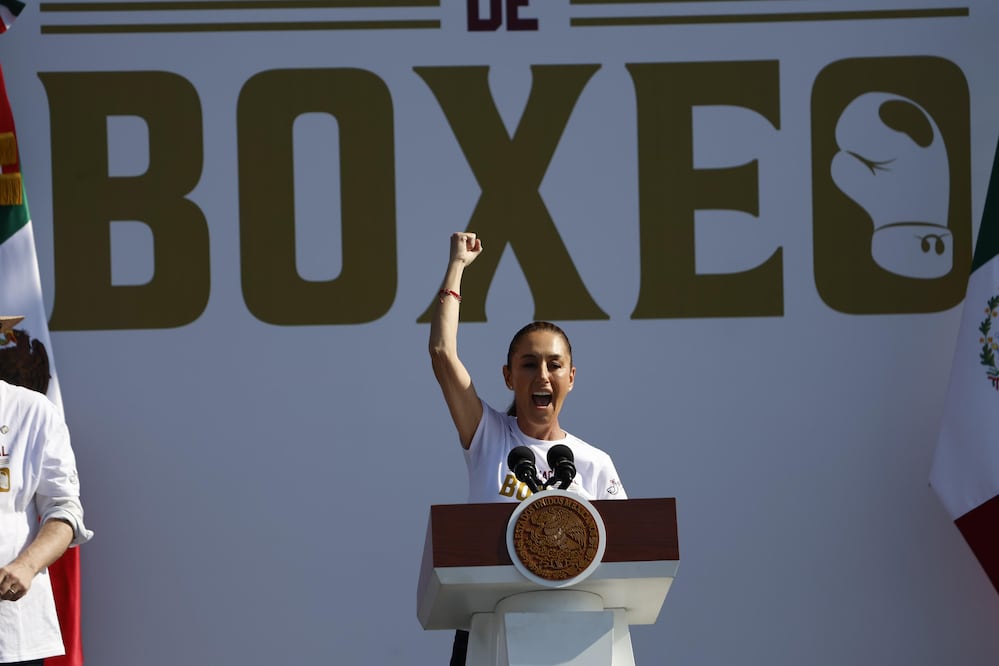 "Clase Nacional de Boxeo" en el Zócalo capitalino. Encabezan el evento la presidenta de México, Claudia Sheinbaum, los exboxeadores Julio César Chávez, Oscar de la Hoya, Roberto 'Manos de Piedra' Durán, entre otros. Domingo 6 abril 2025. Foto: Agencia EL UNIVERSAL/Diego Simón Sánchez/LCG
