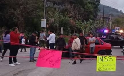 Pobladores de Huehuetla cierran clínica del IMSS en protesta por falta de médicos y medicinas