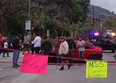 Pobladores de Huehuetla cierran clínica del IMSS en protesta por falta de médicos y medicinas