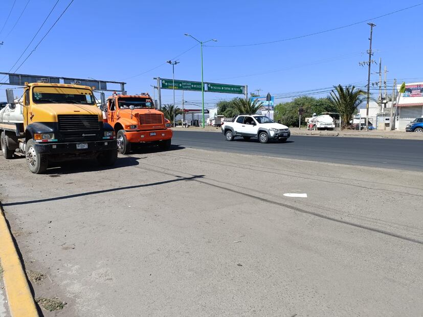 Molesta vecinos que pipa obstruyan visibilidad de carretera México-Tuxpam  fotos Cortesía