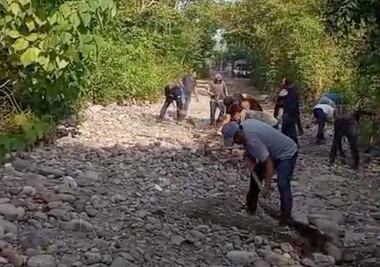 Tras paso de la tormenta Chris, pobladores se organizan para desbloquear carretera