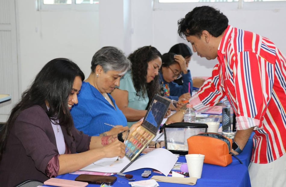 El Partido Acción Nacional (PAN) reportó un curso de automaquillaje como una de las actividades para fortalecer el liderazgo y la participación de las mujeres en la política de la entidad I Foto: Luis Soriano