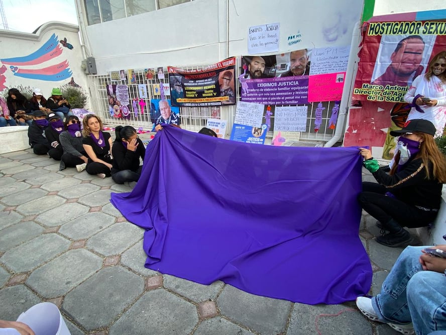 Por el 25N, mujeres protestaron de manera pacífica en las instalaciones de la Comisión de Derechos Humanos de Hidalgo, en avenida Juárez  I foto: Luis Soriano