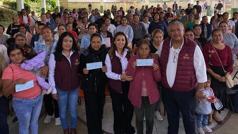 Sebiso entrega apoyos a artesanos damnificados en la región Otomí-Tepehua