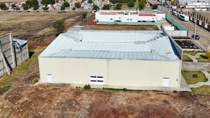 Colapsa techo de salón en Almoloya tras intensas lluvias