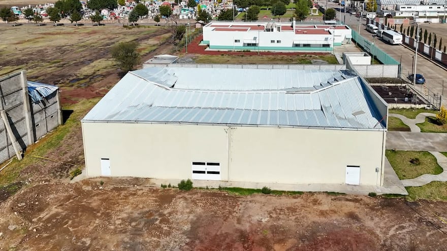 Colapsa techo de salón en Almoloya tras intensas lluvias