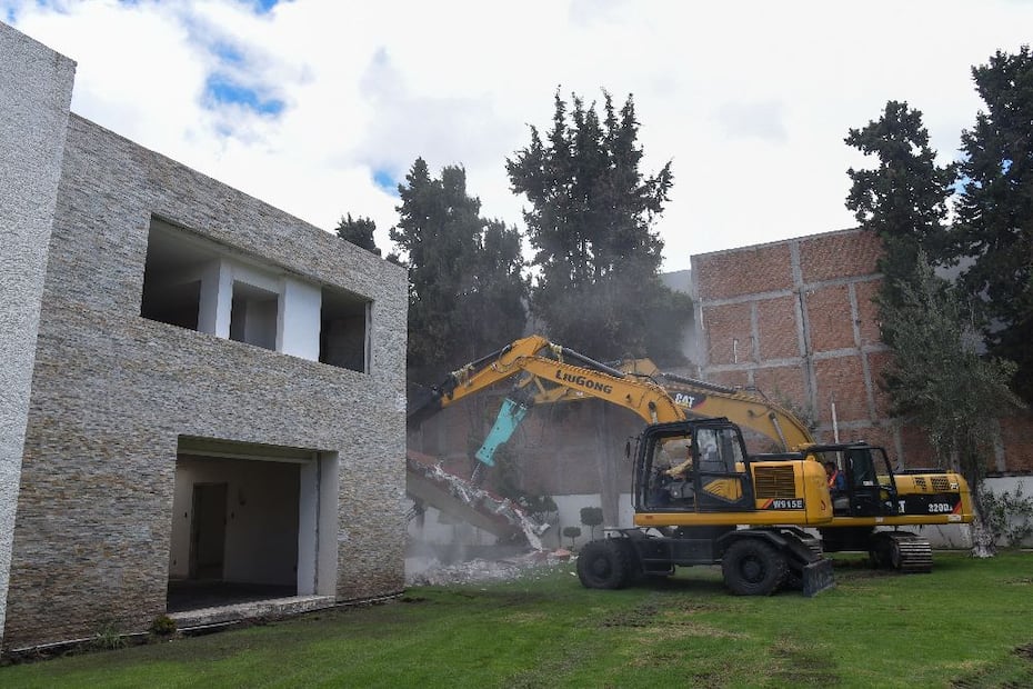 Julio Menchaca Salazar, gobernador de Hidalgo, encabezó la demolición de la Casa de Gobierno.
