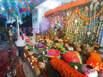 Los Otates honra a San Lucas con la segunda ofrenda rumbo al Xantolo