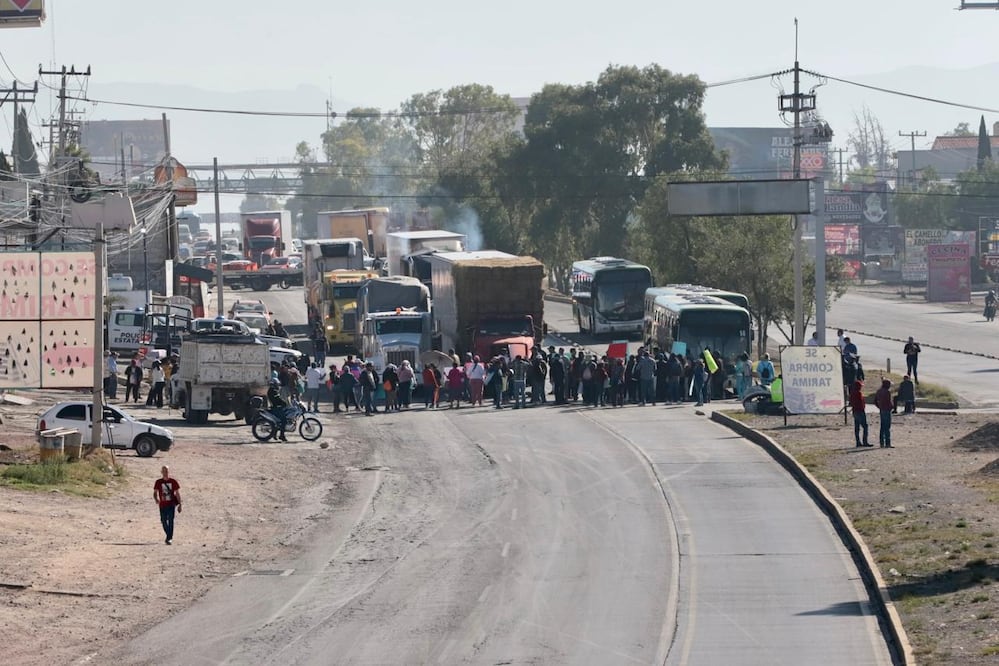 Pacientes que reciben hemodiálisis en la clínica 36 del IMSS bloquean la carretera México-Pachuca, en ambas direcciones a la altura de la estación de Tuzobús Matilde. Foto: Luis Soriano