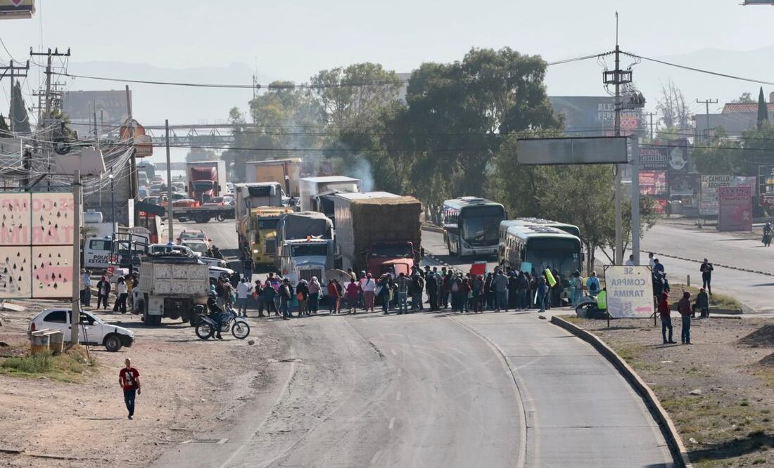 Pacientes que reciben hemodiálisis en la clínica 36 del IMSS bloquean la carretera México-Pachuca, en ambas direcciones a la altura de la estación de Tuzobús Matilde. Foto: Luis Soriano