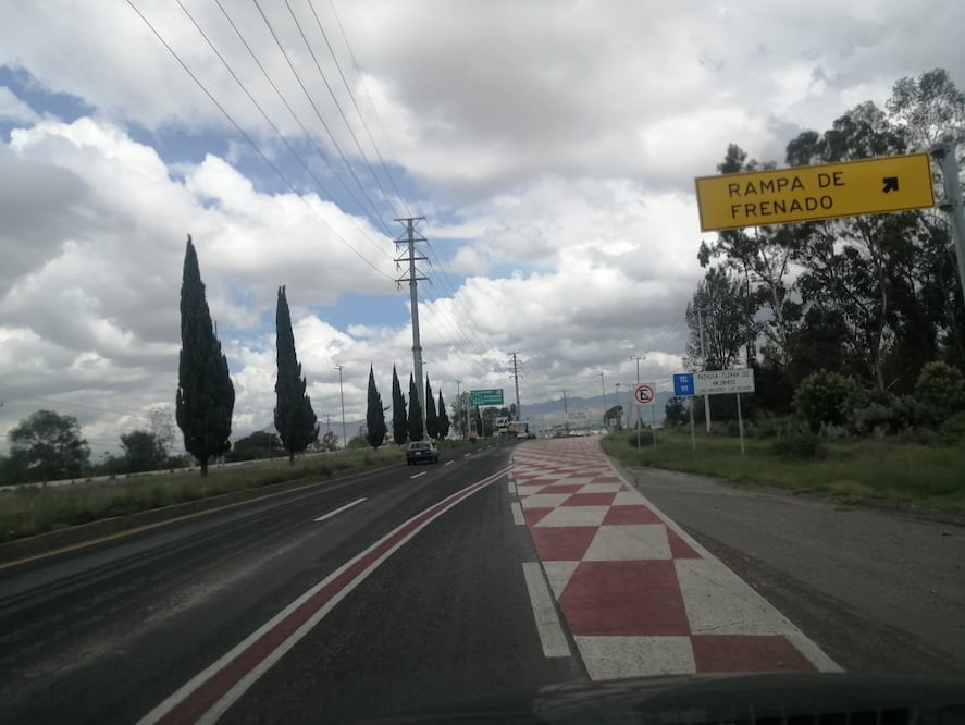 La rampa ubicada a unos metros del Hospital Regional de Tulancingo (HGT), el representante estatal, expresó que entregará una petición ante la Secretaría de Infraestructura, Comunicaciones y Trasporte (SICT) para que el mantenimiento sea constante y se logre el uso adecuado. Foto: Grisel Lira