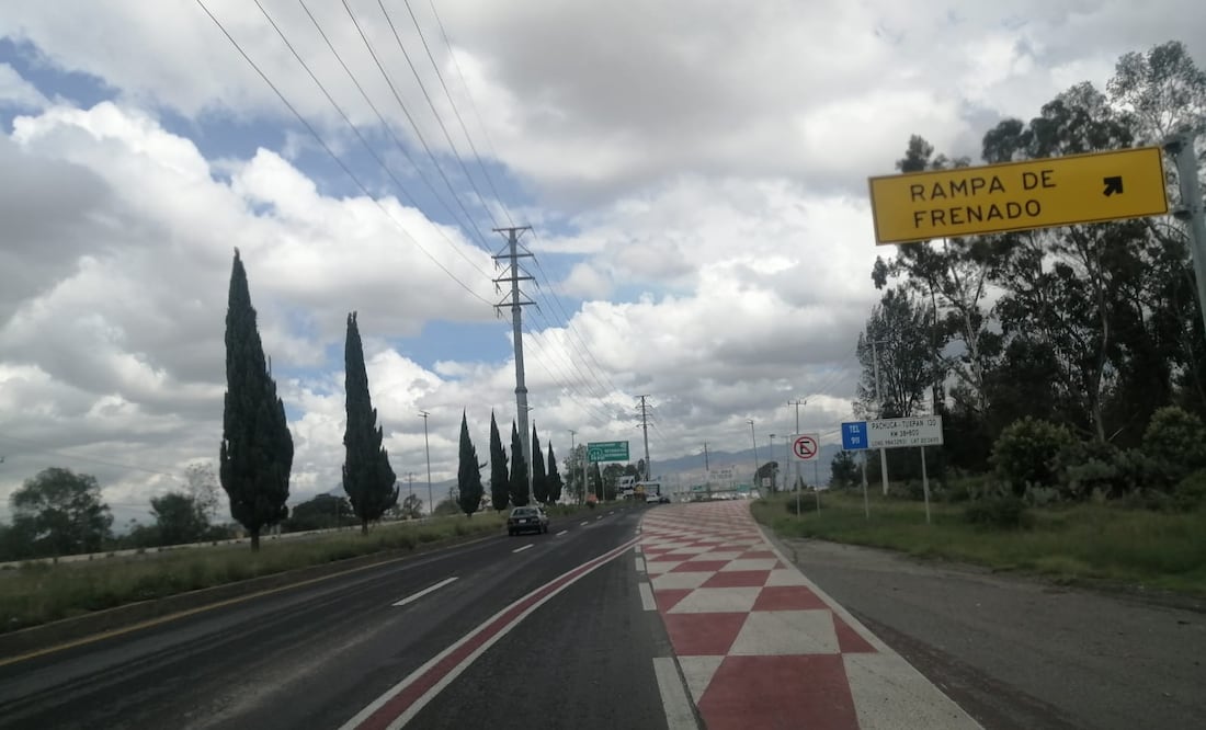 La rampa ubicada a unos metros del Hospital Regional de Tulancingo (HGT), el representante estatal, expresó que entregará una petición ante la Secretaría de Infraestructura, Comunicaciones y Trasporte (SICT) para que el mantenimiento sea constante y se logre el uso adecuado. Foto: Grisel Lira