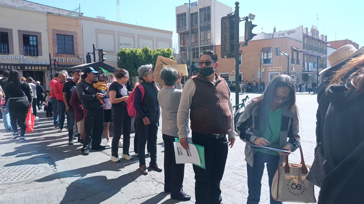 Largas filas de pago predial I Foto: Lourdes Naranjo