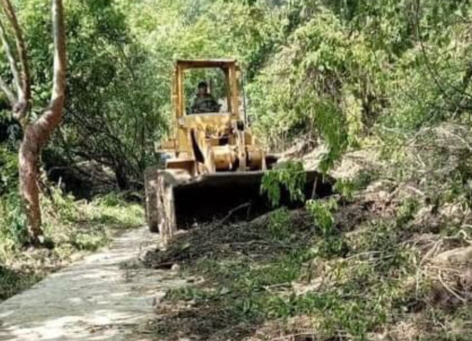 Utilizando maquinaria pesada, palas y demás instrumentos, se retira de piedras, lodo, ramas de demás material que bloquea los accesos a las comunidades.