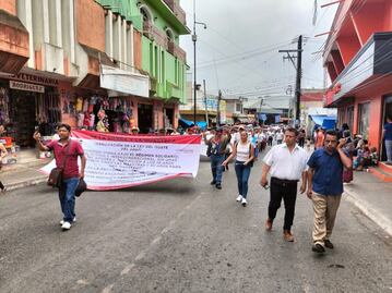 Docentes del SNTE marchan en Huejutla para exigir la abrogación de la Ley del ISSSTE 2007