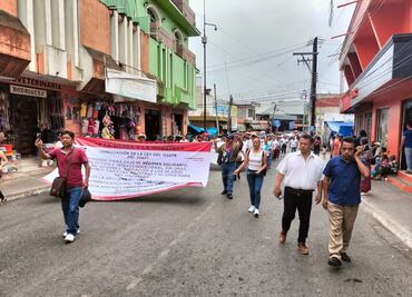 Docentes del SNTE marchan en Huejutla para exigir la abrogación de la Ley del ISSSTE 2007