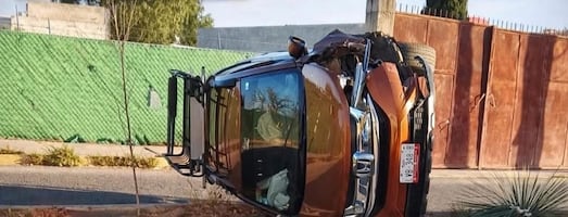 Vuelca camioneta por exceso de velocidad en Tepatepec