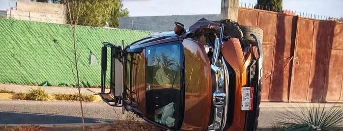 Vuelca camioneta por exceso de velocidad en Tepatepec