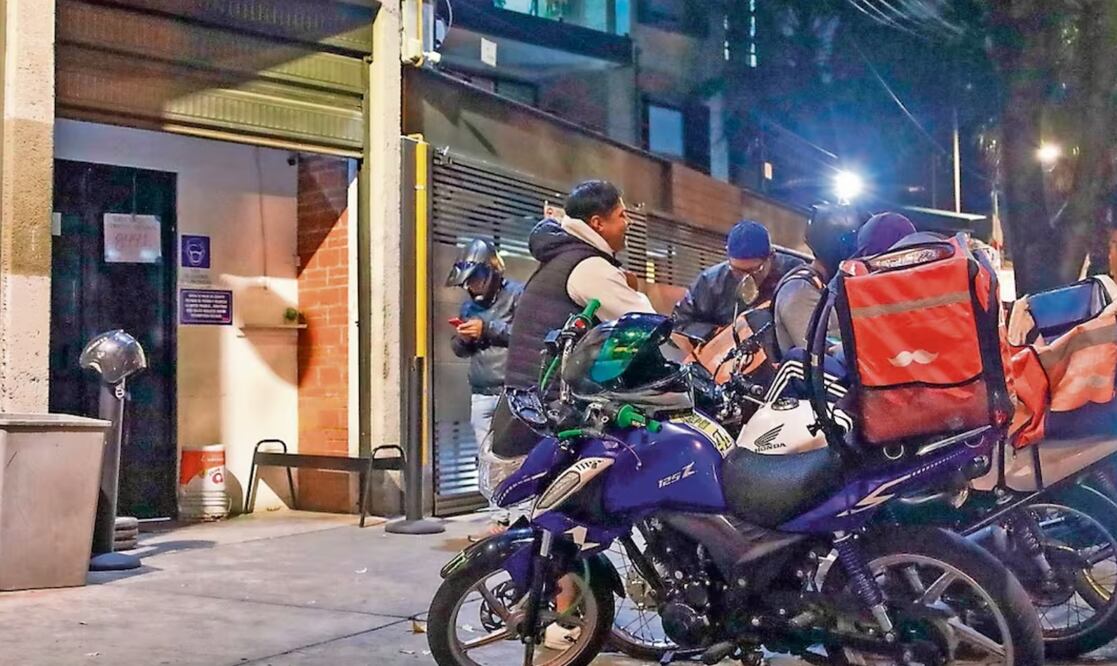 El tiempo que se conectan los repartidores mexicanos para generar ingresos adicionales es de 27 horas a la semana. Foto: Archivo EL UNIVERSAL