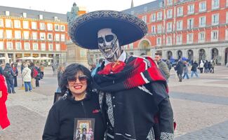 El Charro González llena de color la Plaza Mayor de Madrid